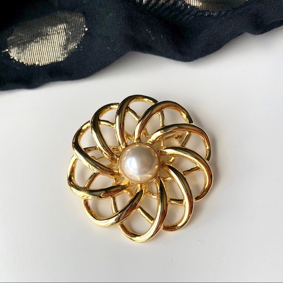 Vintage classic faux pearl and gold swirl brooch - Picture 1 of 6